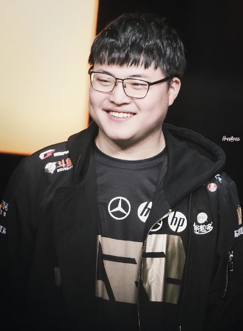 关于Uzi在利物浦比赛中战术调整，重返赛场引发热议！全场沸腾不已的信息