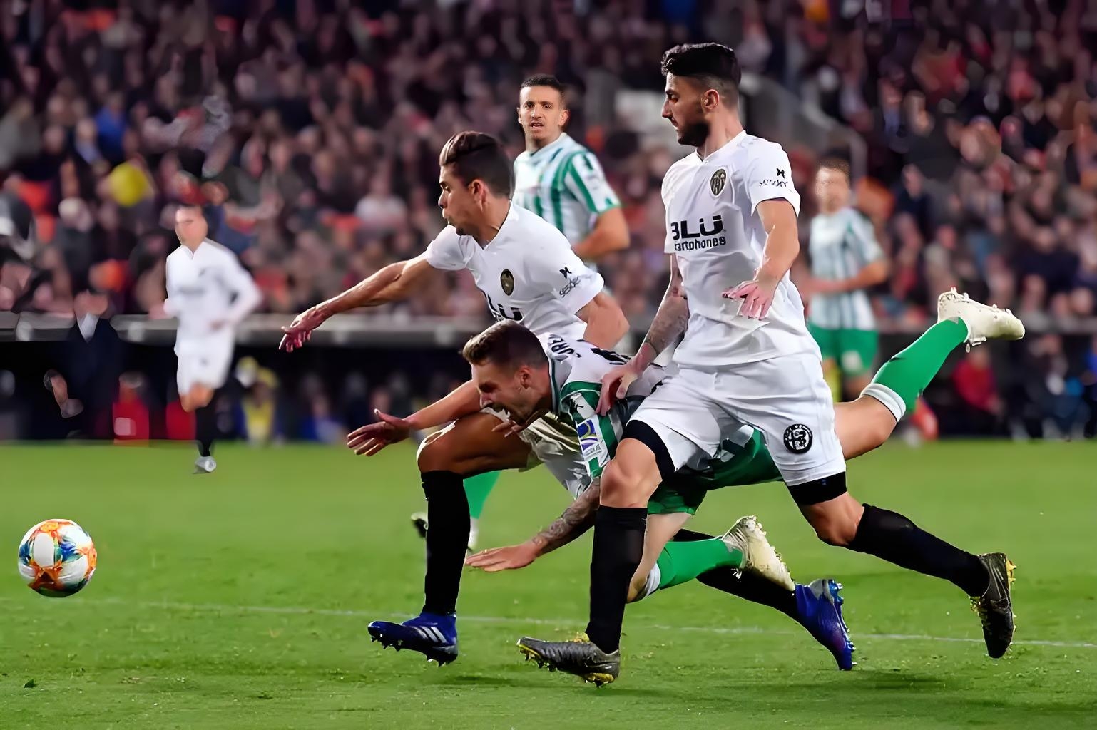 赛地聚焦:德国杯赛后热度飙升;密尔沃基雄鹿篮板制胜;引发热议;身体对抗强度拉满的简单介绍 赛地聚焦:德国杯赛后热度飙升;密尔沃基雄鹿篮板制胜;引发热议;身体对抗强度拉满的简单介绍